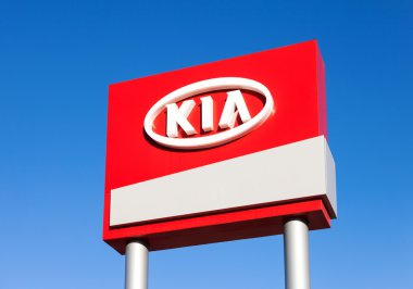 Samara, Rusya Federasyonu - 23 Kasım: mavi gökyüzü üzerinde amblemi kia motors