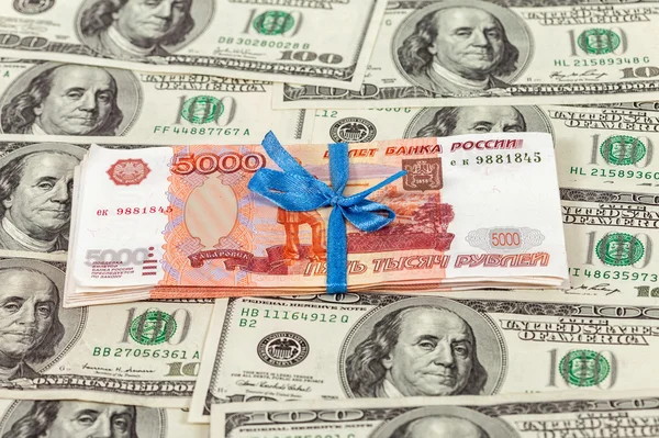 Stos pięć tysięcznych Rubel rachunki zapakowane przez wstęgę na lalka — Zdjęcie stockowe