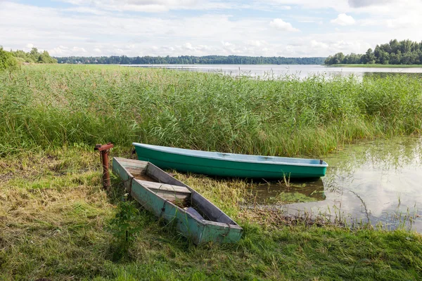 Dvě staré rybářské lodě na břehu na pobřeží pláže v krajině — Stock fotografie