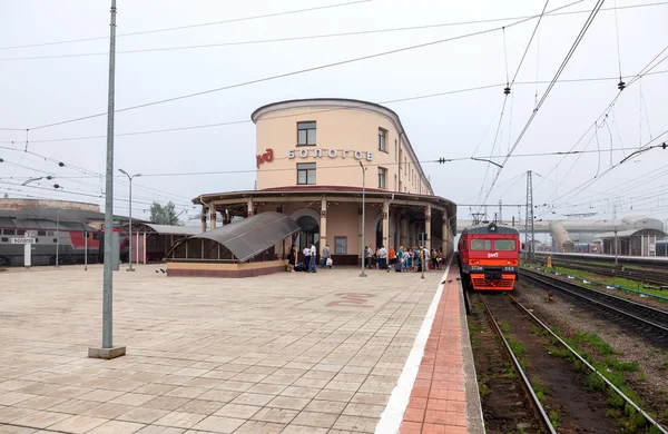 Bologoe, Rusland - 30 juni 2013: weergave van railterminal in mornin — Stockfoto