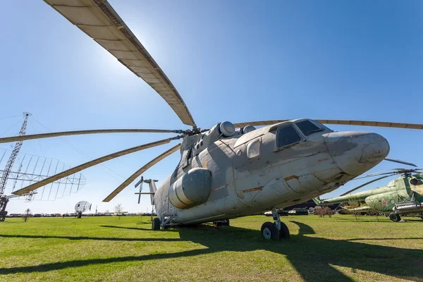 Togliatti, russland - 2. Mai 2013: das schwere russische Militär tran — Stockfoto