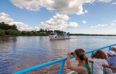 veliky Novgorod, Rusya Federasyonu - Ağustos 10, 2013: gezi gemide