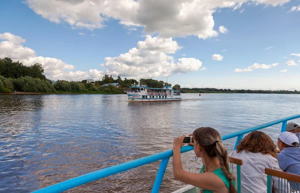 Veliky Novgorod, Rusya Federasyonu - Ağustos 10, 2013: gezi gemide — Stok fotoğraf