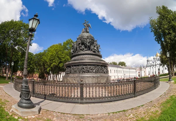 Novgorod, Rusko - srpen 10, 2013: bronzový památník millenni — Stock fotografie