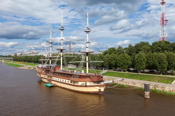 Novgorod, Federacja Rosyjska - sierpień 10, 2013: Żaglowiec na rzece volhov — Zdjęcie stockowe
