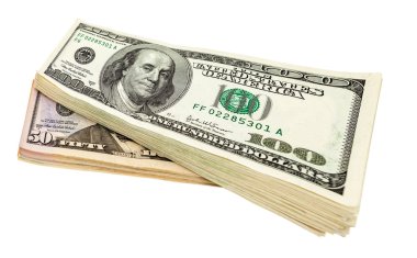 Beyaz arka plan üzerinde izole dolar destesi