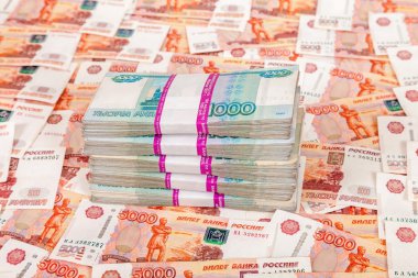 Rus ruble faturalarını para zemin üzerine yığını