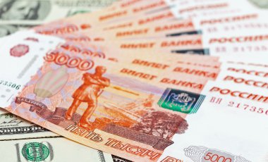 Rus ruble faturaları dolar arka plan üzerinde döşeme