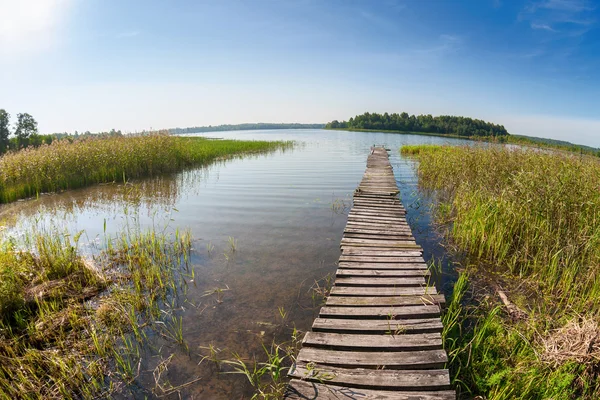 Letní krajina s jezerem a starý dřevěný most — Stock fotografie