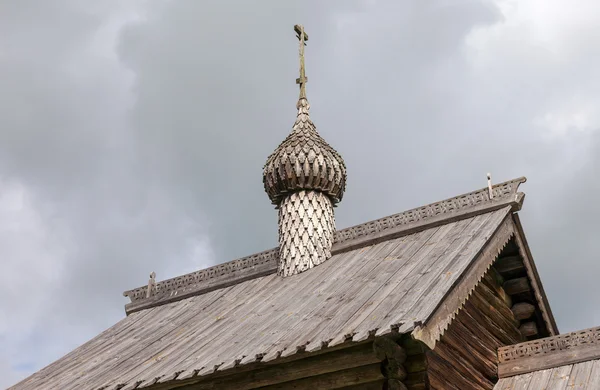 Cúpula de igreja ortodoxa de madeira velha na Rússia — Fotografia de Stock