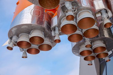 Mavi gökyüzü arka plan üzerinde alan roket motoru detayları