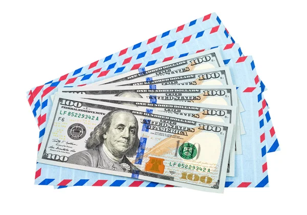 Enveloppen en contant geld in dollars geïsoleerd op witte achtergrond — Stockfoto