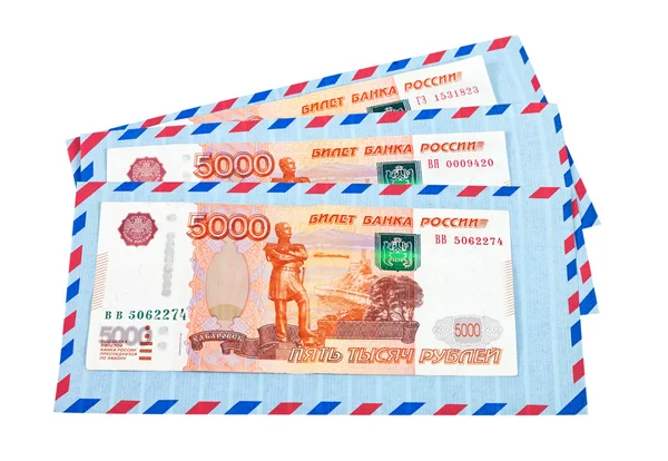 Конверти й готівкою в російських рублях ізольовані на білий backgroun — стокове фото