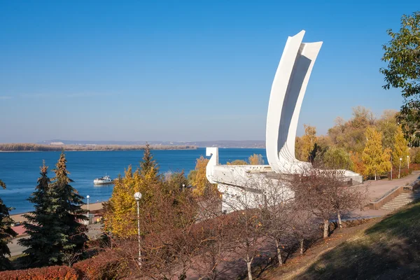 Samara, Federacja Rosyjska - 20 października 2010: pomnik statku przy nabrzeżu. Au — Zdjęcie stockowe