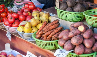 çiğ sebze ve meyveler yerel pazar satışı için hazır