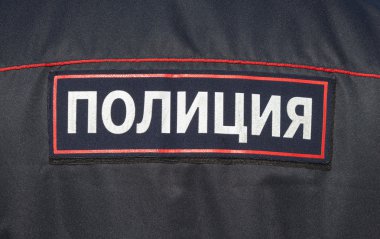 Rus polis üniforması giyen midsection