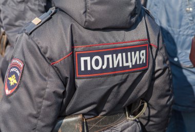 Rus polis üniforması giyen midsection