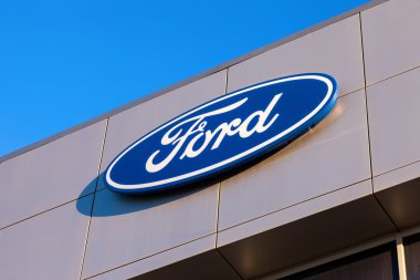 Samara, Rusya Federasyonu - 24 Kasım 2013: Memur üzerinde amblemi ford