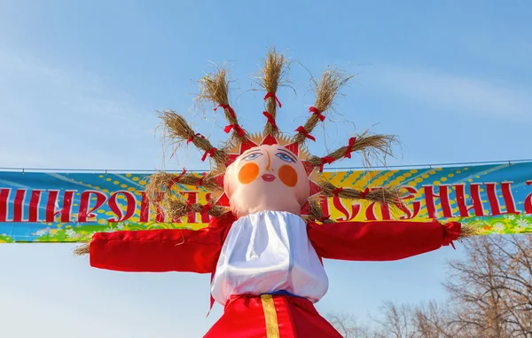 Rusya'nın shrovetide. mavi gökyüzünde backg üzerinde yanan büyük bebek