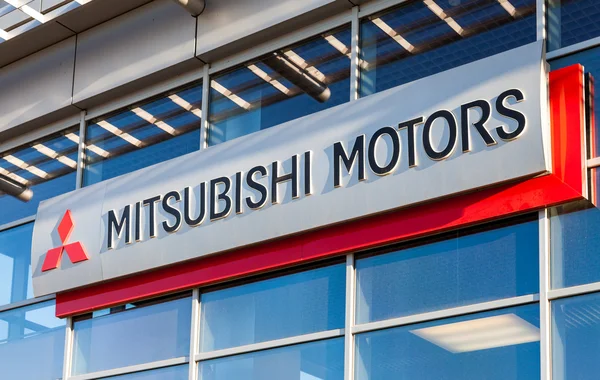 SAMARA, RÚSSIA - NOVEMBRO 24, 2013: O emblema Mitsubishi no — Fotografia de Stock