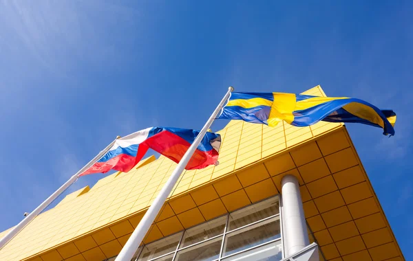САМАРА, РОССИЯ - 9 марта 2014 года: Флаги России и Швеции вблизи — стоковое фото