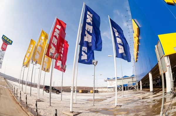 Samara, Federacja Rosyjska - 9 marca 2014: ikea flagi przed niebo w ikea s — Zdjęcie stockowe