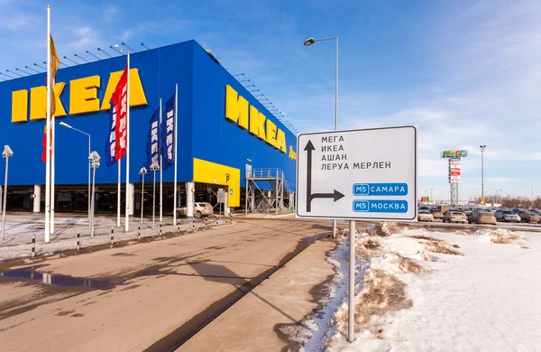 SAMARA, RUSIA - 9 de marzo de 2014: Tienda IKEA Samara. IKEA es la w — Foto de Stock