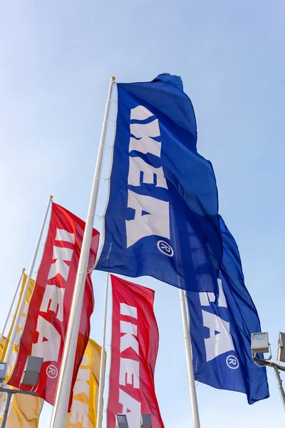 SAMARA, RUSSIE - 9 MARS 2014 : Drapeaux IKEA contre le ciel chez IKEA S — Photo