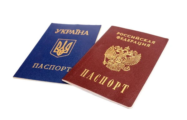 Ukrainische und russische Pässe isoliert auf weißem Hintergrund — Stockfoto