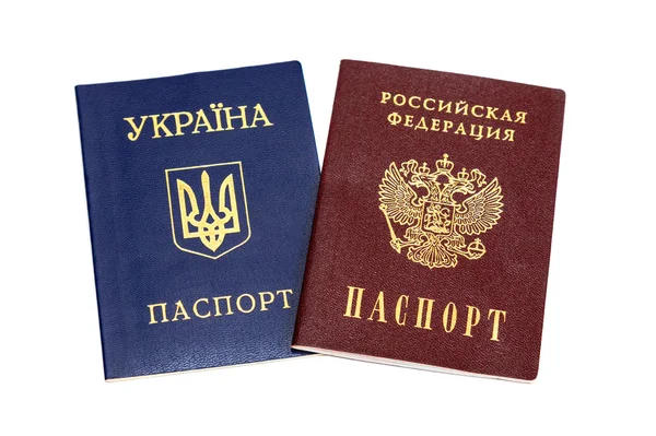 Passaportes ucranianos e russos isolados em fundo branco — Fotografia de Stock