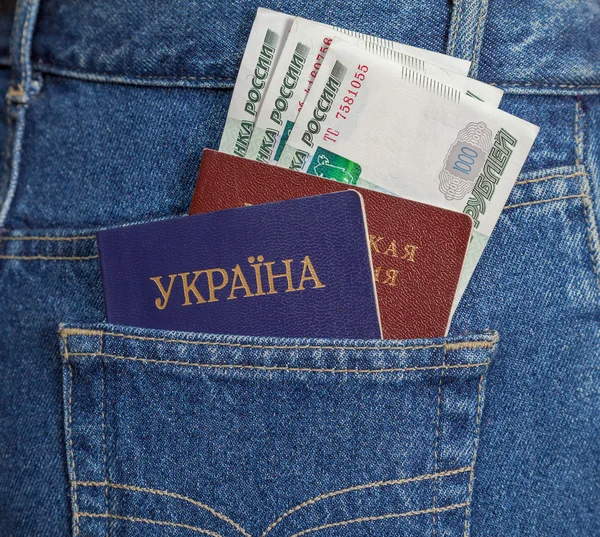 Oekraïense en Russische paspoorten in de rug jeans zak — Stockfoto