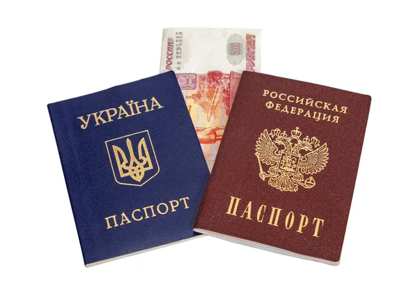 Passaportes ucranianos e russos isolados em fundo branco — Fotografia de Stock