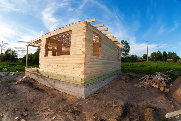 Nuova costruzione residenziale casa incorniciatura contro un cielo blu — Foto Stock
