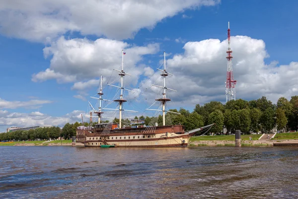 Novgorod, Federacja Rosyjska - sierpień 10, 2013: Żaglowiec na rzece volhov — Zdjęcie stockowe