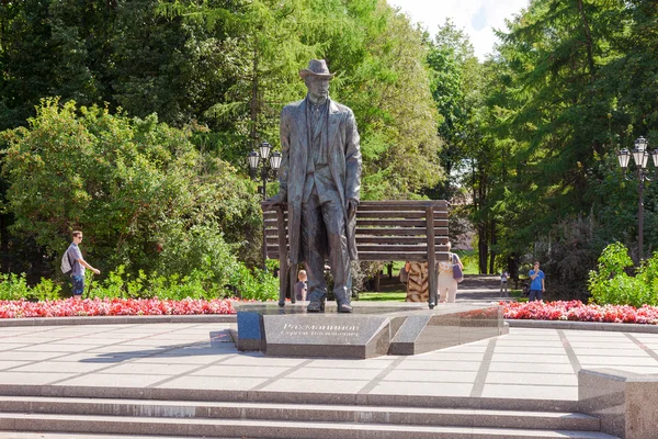 NOVGOROD, RUSSIA - 10 AGOSTO 2013: Monumento in bronzo per Rachmani — Foto Stock