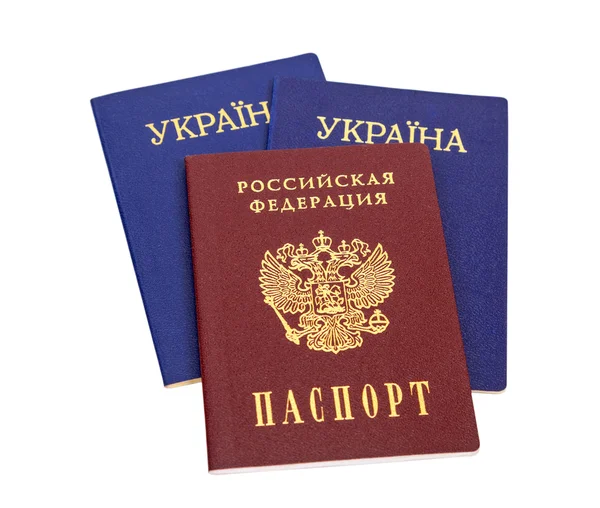 Passaportes ucranianos e russos isolados em fundo branco — Fotografia de Stock