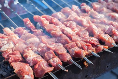 Yangın soslu et dilimleri hazırlanması