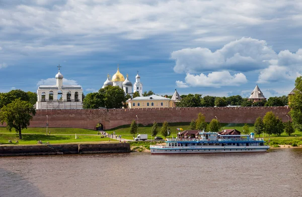 Novgorod, Federacja Rosyjska - 10 sierpień: Kremlowska twierdza miasto z st. spo — Zdjęcie stockowe