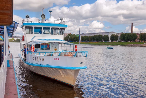 NOVGOROD VELIKY, RUSSIA - AUGUST 10, 2013: River cruise passenge — Stock Photo, Image