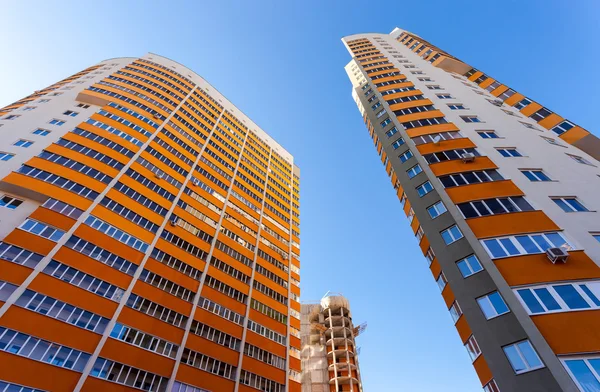Mavi gökyüzü arka plan üzerinde yüksek apartmanlar — Stok fotoğraf