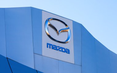 Samara, Rusya - ö. 19 Nisan 2014: mavi gökyüzü ba üzerinde amblemi mazda