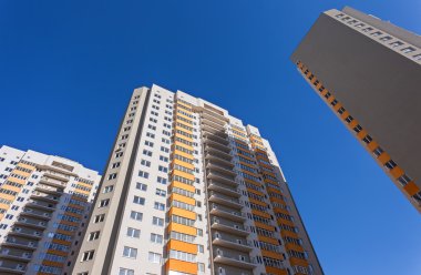 Mavi gökyüzü arka plan üzerinde yüksek apartmanlar