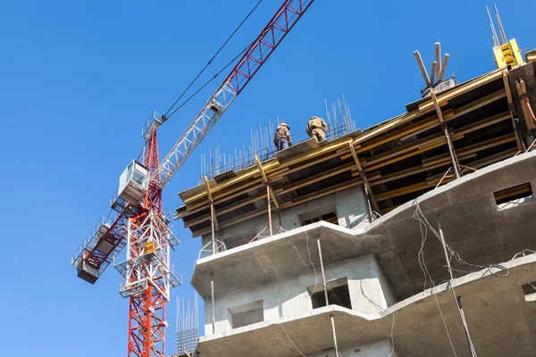 SAMARA, RUSSIA - APRIL 13, 2014:Tall building under construction — Stock Photo, Image