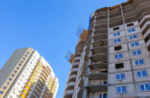 Mavi gökyüzüne karşı yapım aşamasında olan yüksek bina — Stok fotoğraf