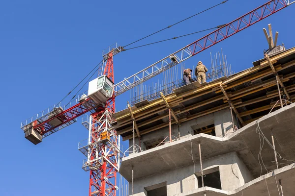 SAMARA, RUSSIA - APRIL 13, 2014:Tall building under construction — Stock Photo, Image