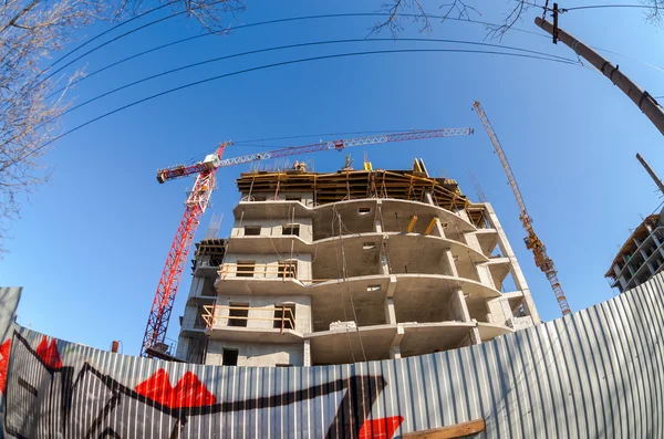 SAMARA, RÚSSIA - 13 de abril de 2014: Edifício alto em construção — Fotografia de Stock