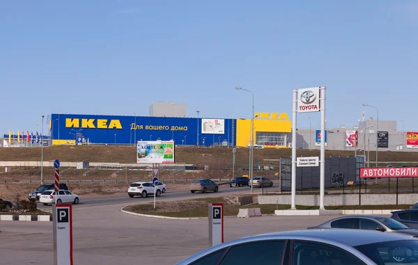 SAMARA, RUSIA - 19 DE ABRIL DE 2014: IKEA Samara Store. IKEA es el —  Fotos de Stock