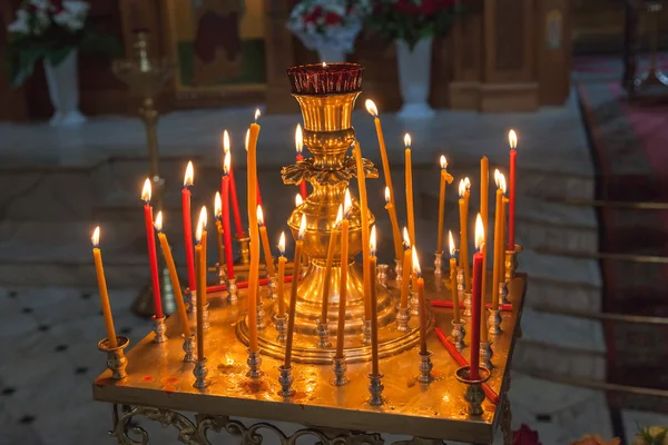 Burning candles in an Orthodox church in Easter. Easter is the m — Stock Photo, Image