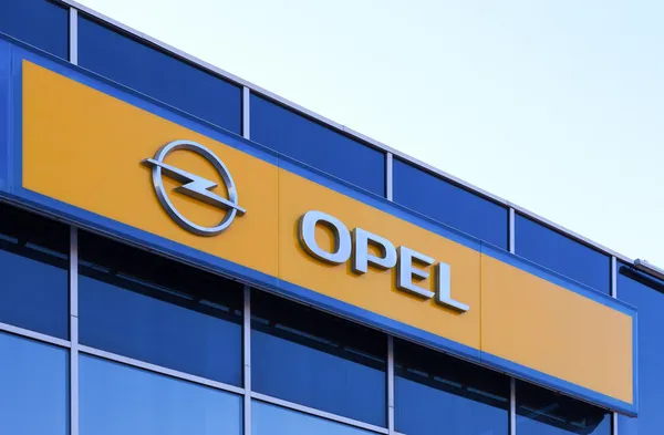 SAMARA, RÚSSIA - 19 de abril de 2014: O emblema de Opel sobre o sk azul — Fotografia de Stock