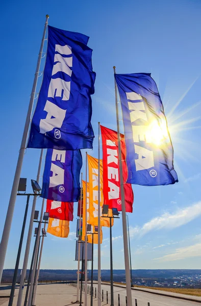 Samara, russland - 19. april 2014: ikea-fahnen gegen himmel am i — Stockfoto